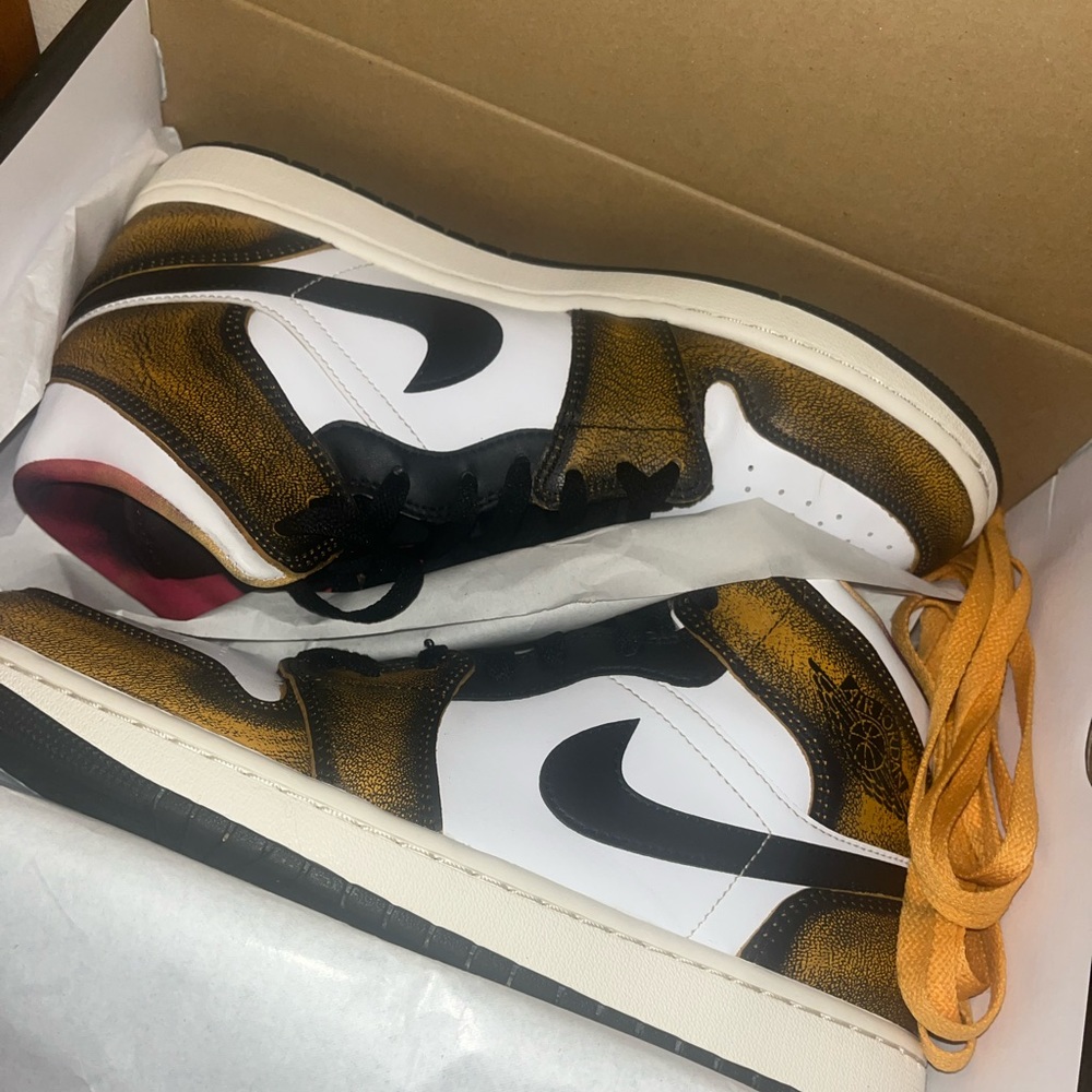 Air Jordan 1 mid se black/taxi wear-away. Size 10 US, cleaned/reconditioned.